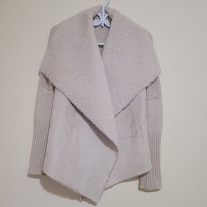 John + Jenn Faux Fur Jacket. Size XS. Supe soft and warm. Beige colour.